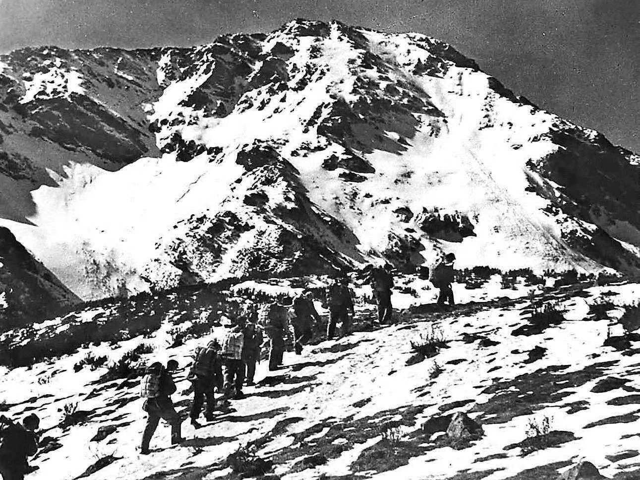 沈阳一学生给烈士陵园扫墓，十几年后才知道，原来他父亲葬在那里