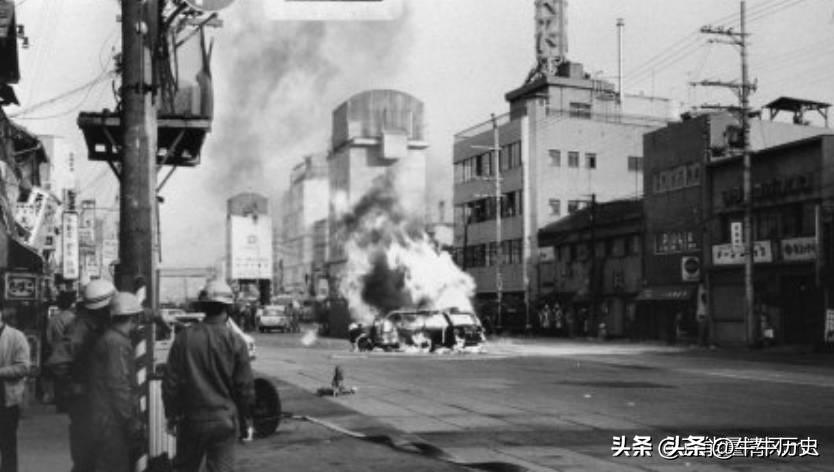 男人藏品,男子收藏罕见100元纸币