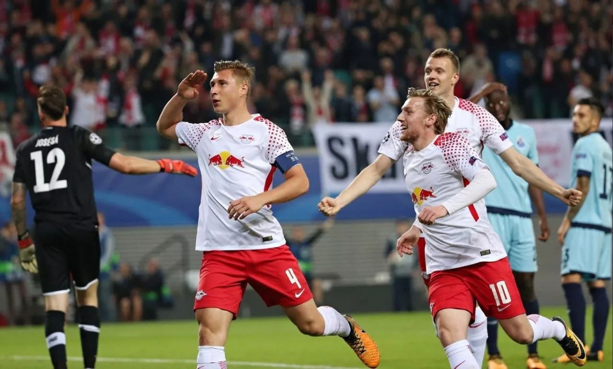 曼联总比分2-3曼城无缘联赛杯决赛,三冠王曼城和三冠王曼联谁更强