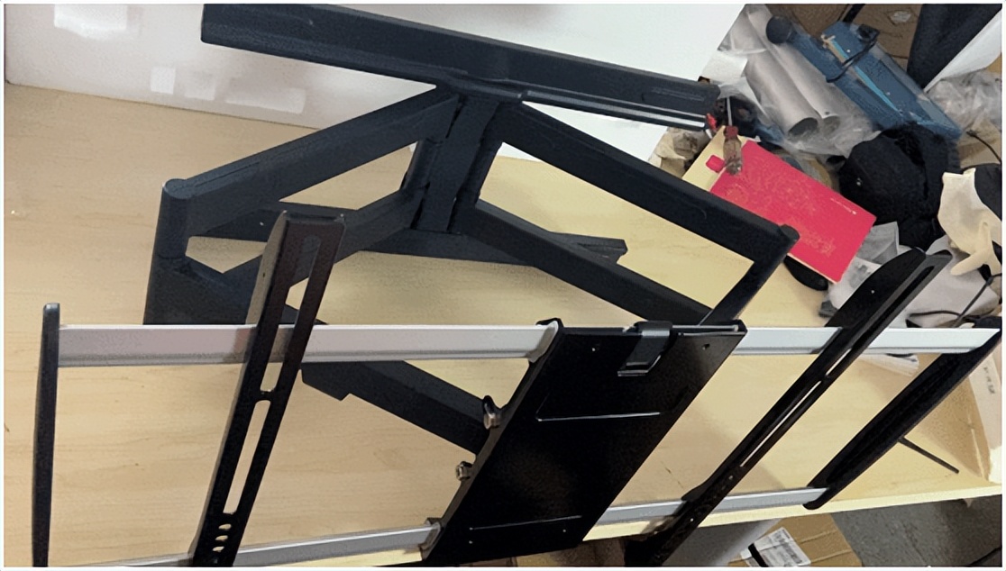 电视机后有电插头怎么安装挂架,安装电视机挂架四个厚的塑料垫片