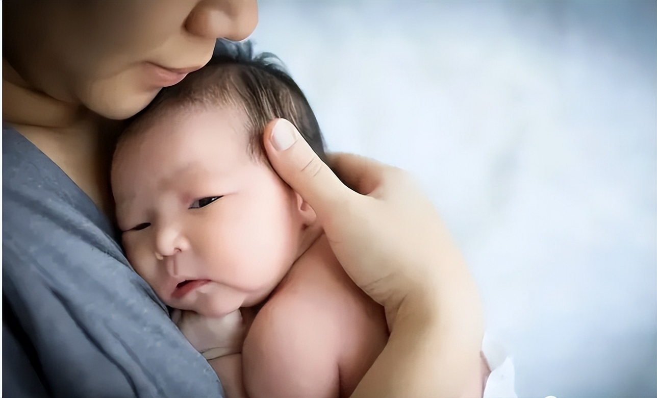 孩子出生后第一个人谁抱最好,孩子出生时谁先抱很重要