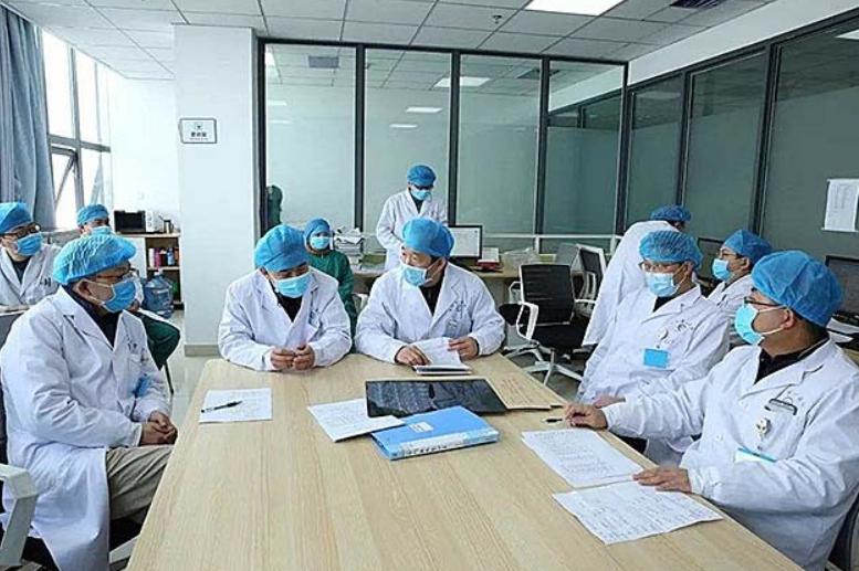 一个小伙胸口长了很多瘤子,河北500斤小伙