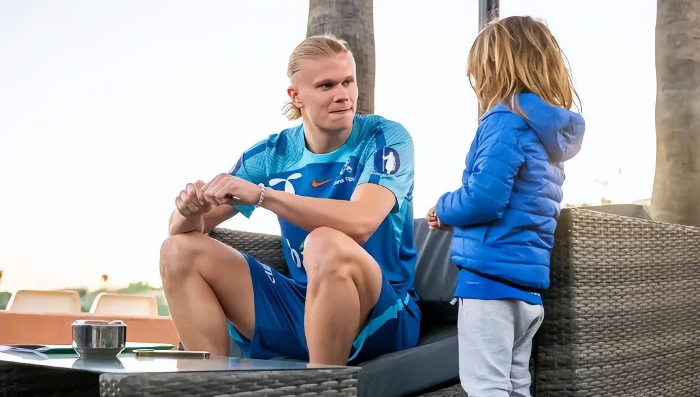 逗妹吐槽：丁丁比利时队长裤袜队副，不怕裤袜再一次“转正”？