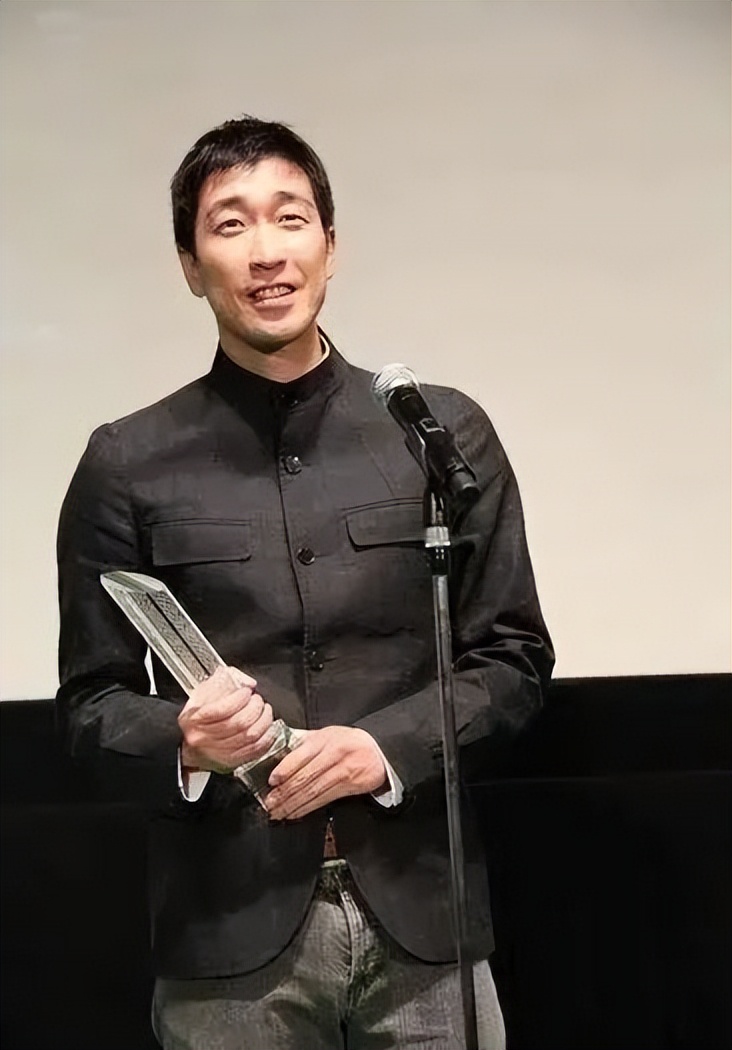 王*源千**上演《惊天救援》，拿影帝无人知，和圈外女友裸婚恩爱26年