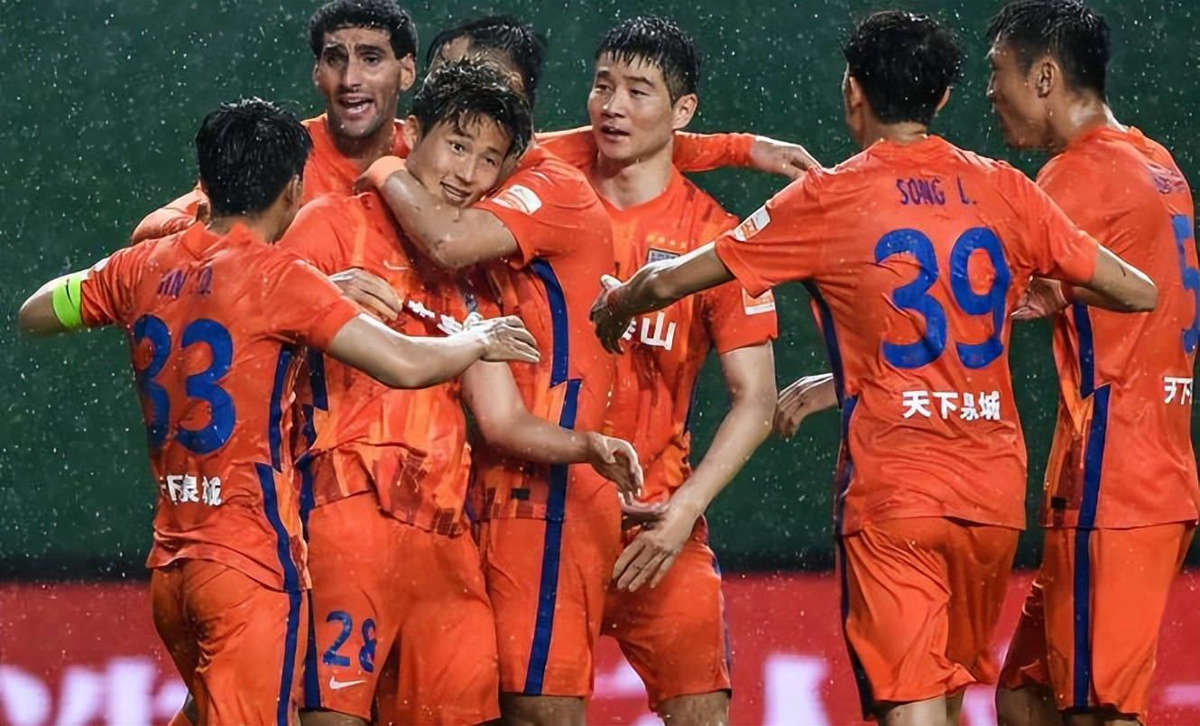 郝伟看走眼了！为泰山队钦点的新援连点球都踢不进，已被视为水货