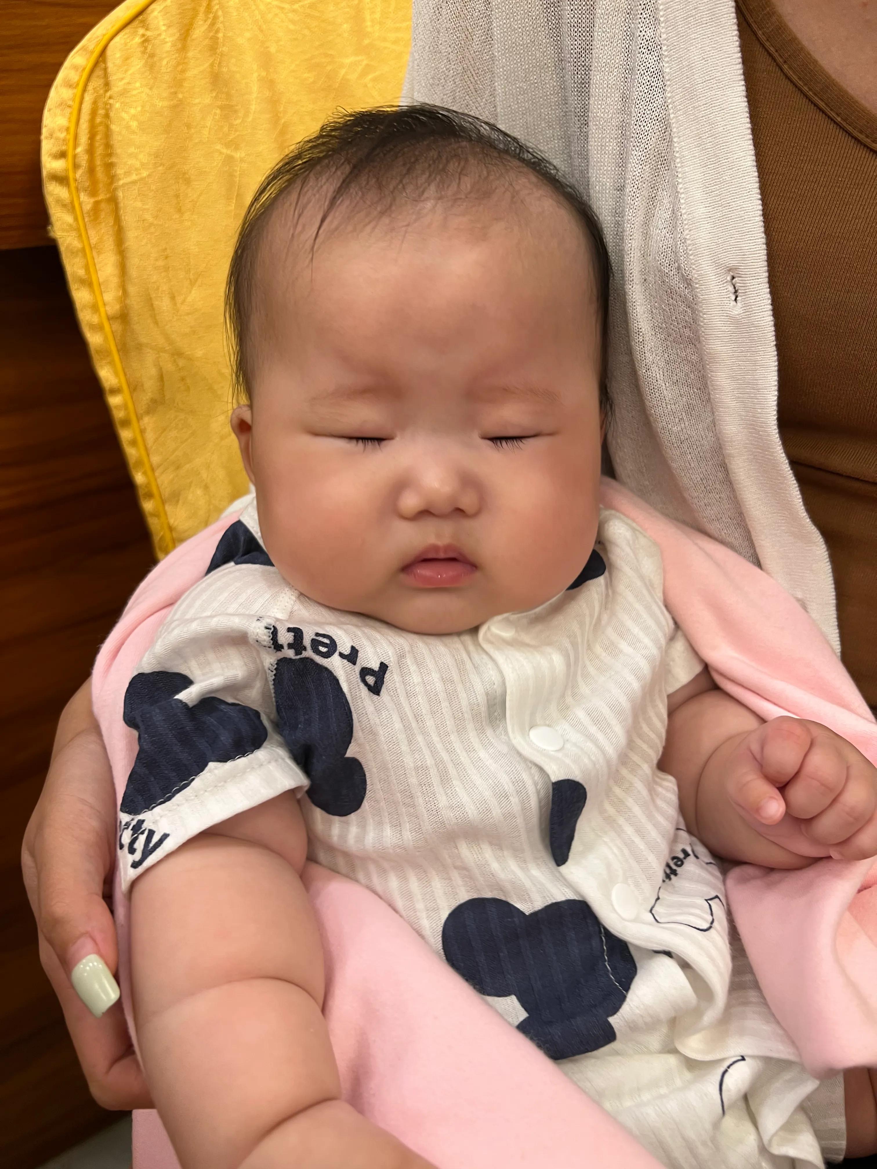 闺女四个月了头发还少得可怜，妈妈傻眼：现在剃胎毛还来得及吗？