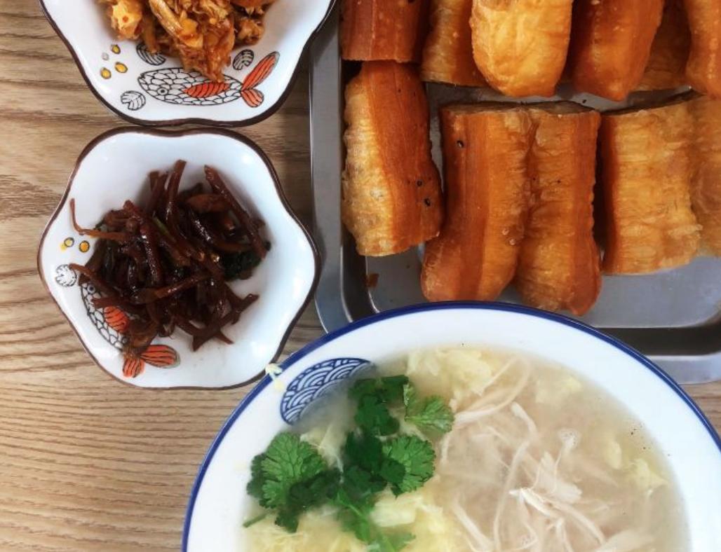 山东大哥街边卖早餐，80只母鸡熬成一锅汤，3000元成本能卖上万元