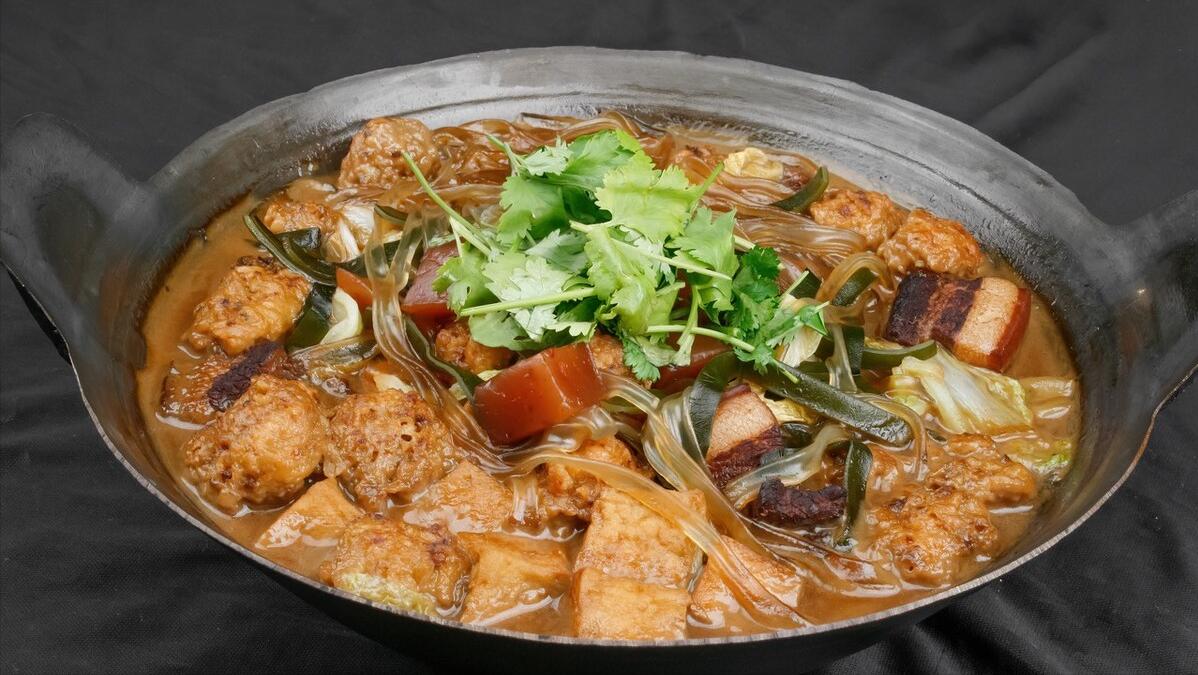 河南大姐大锅菜10块钱一份随便吃,卖便宜大锅菜