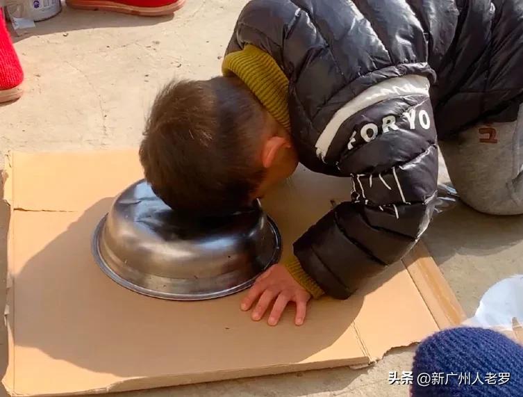 安徽拜年磕头磕哭,小女孩磕头拜年把头上磕了个包