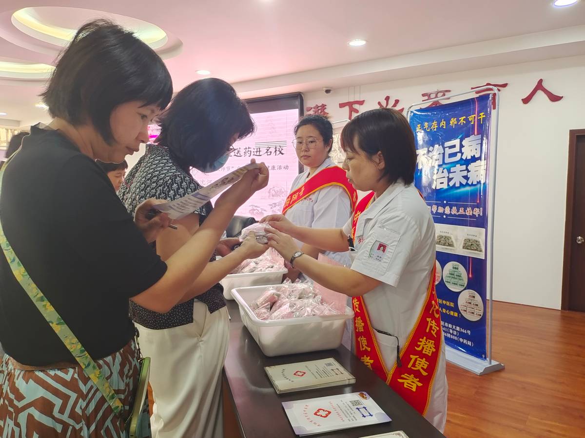 沈河区中医院：医师邂逅教师节名医送药进名校