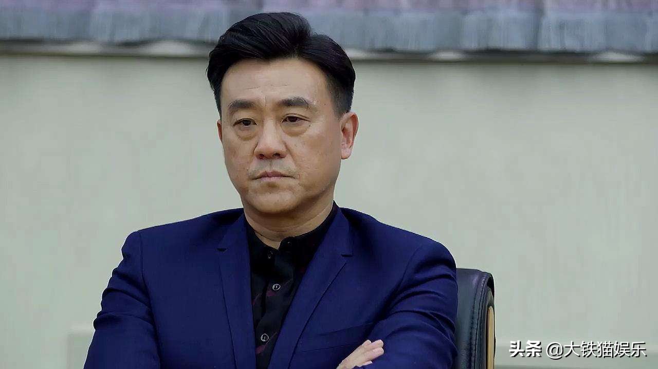 下垂眼袋男明星,眼袋严重的明星