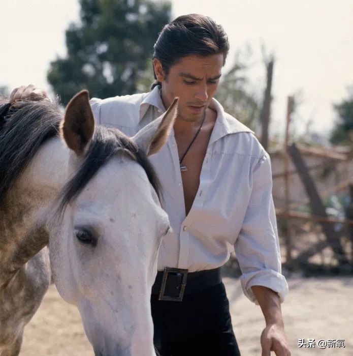 他是彼时最受欢迎的法国巨星，也是法国影史上片酬最高的男演员？