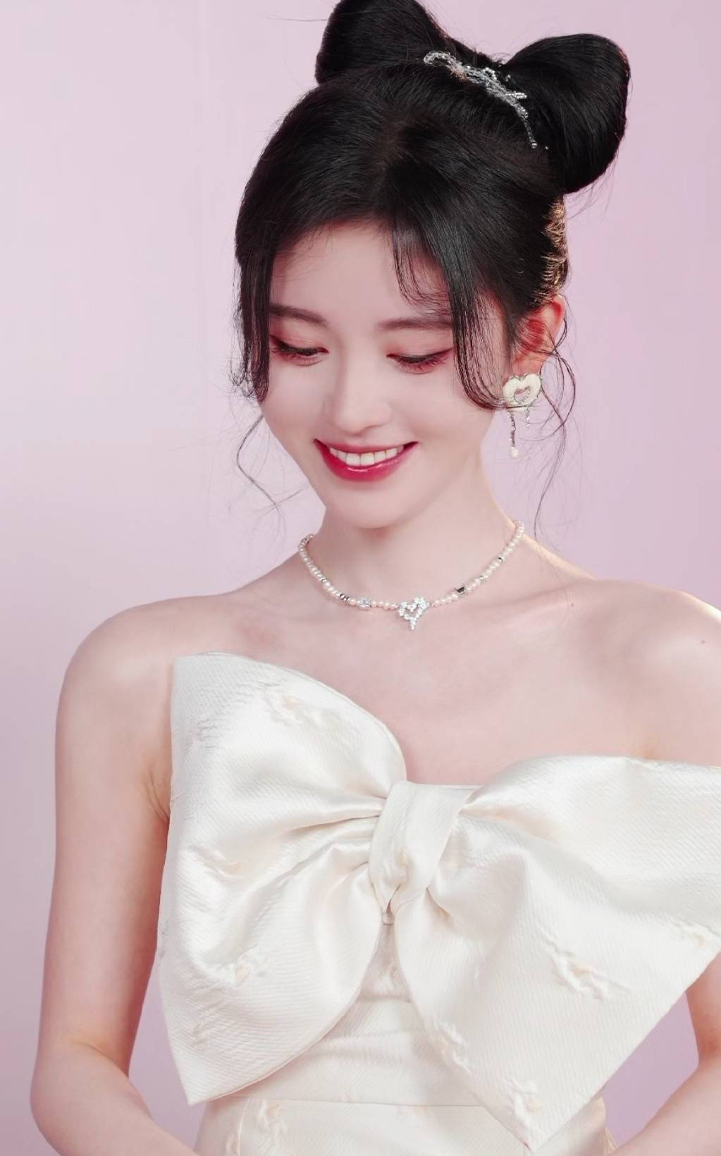 鞠婧祎黑色丝绒礼裙黑蝴蝶结,鞠婧祎粉色蝴蝶结吊带裙舞台花海