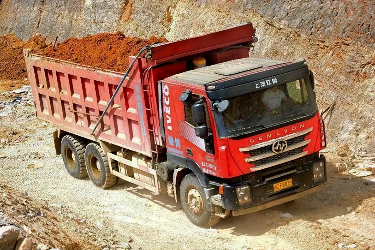 跟车实录在路上见到品牌的卡车,红岩杰狮车队夜晚视频