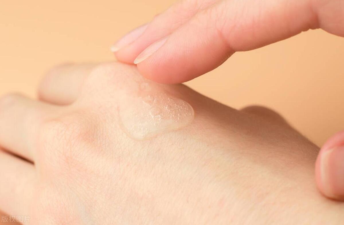 女性分泌咸水是什么原因,为什么女性排出的尿是黄色的