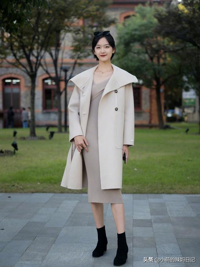 穿碎花连衣裙配什么样的鞋子好看,55岁女人穿黑色连衣裙配什么鞋子