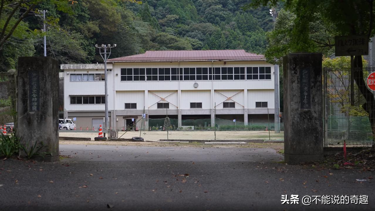 他住在日本深山一间废弃了的学校里7年，活成了许多人追求的样子