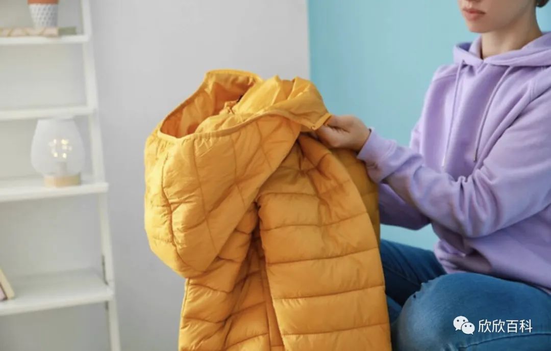 羽绒服跑绒到毛衣上怎么清理,羽绒服跑绒粘在衣服上怎么去掉