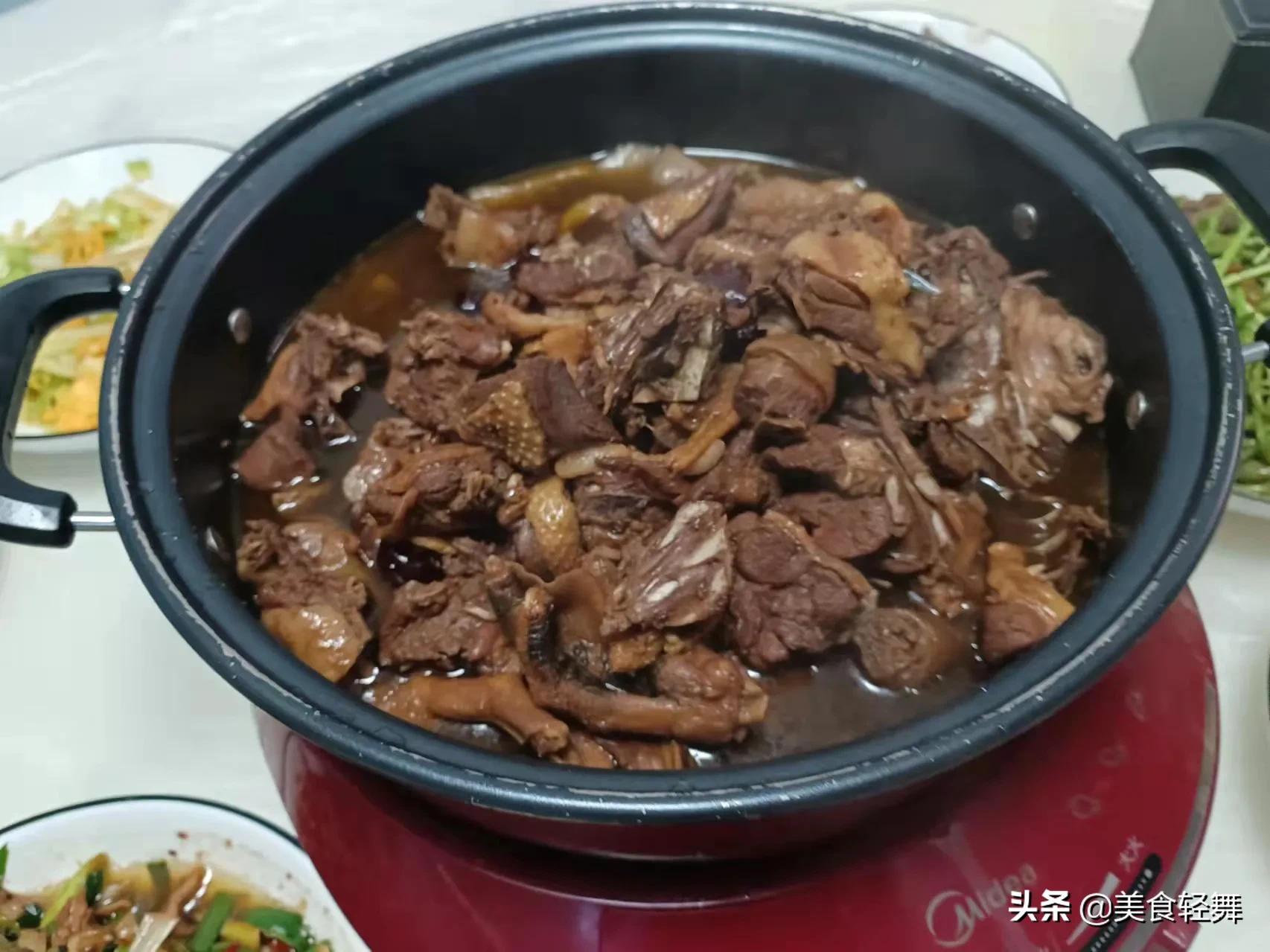 去女友家拜年，妈妈做了13道菜，男友却没敢动筷，网友：太不讲究