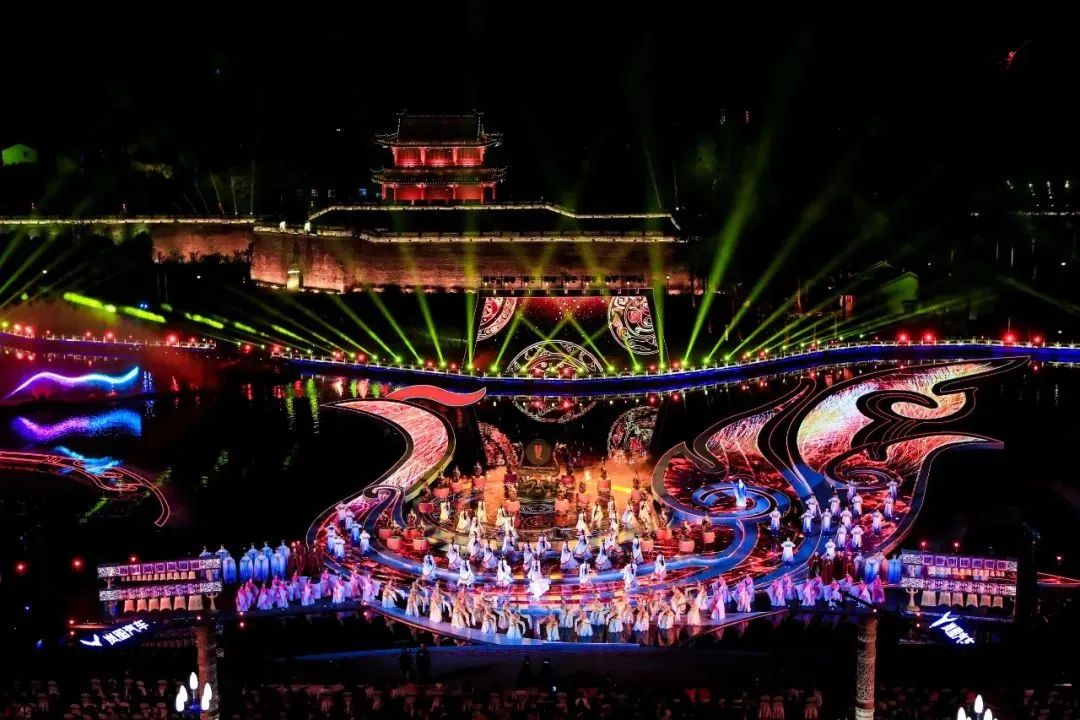 热搜刷屏舞台背后的LED显示屏，让人直呼“泰裤啦！”