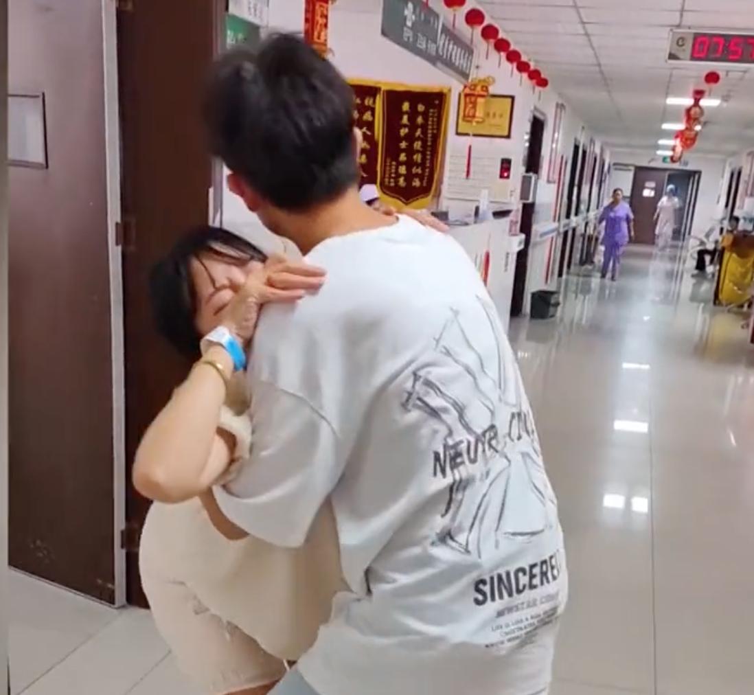 高龄孕妇阵痛宫缩,怀孕宫缩阵痛老公安慰