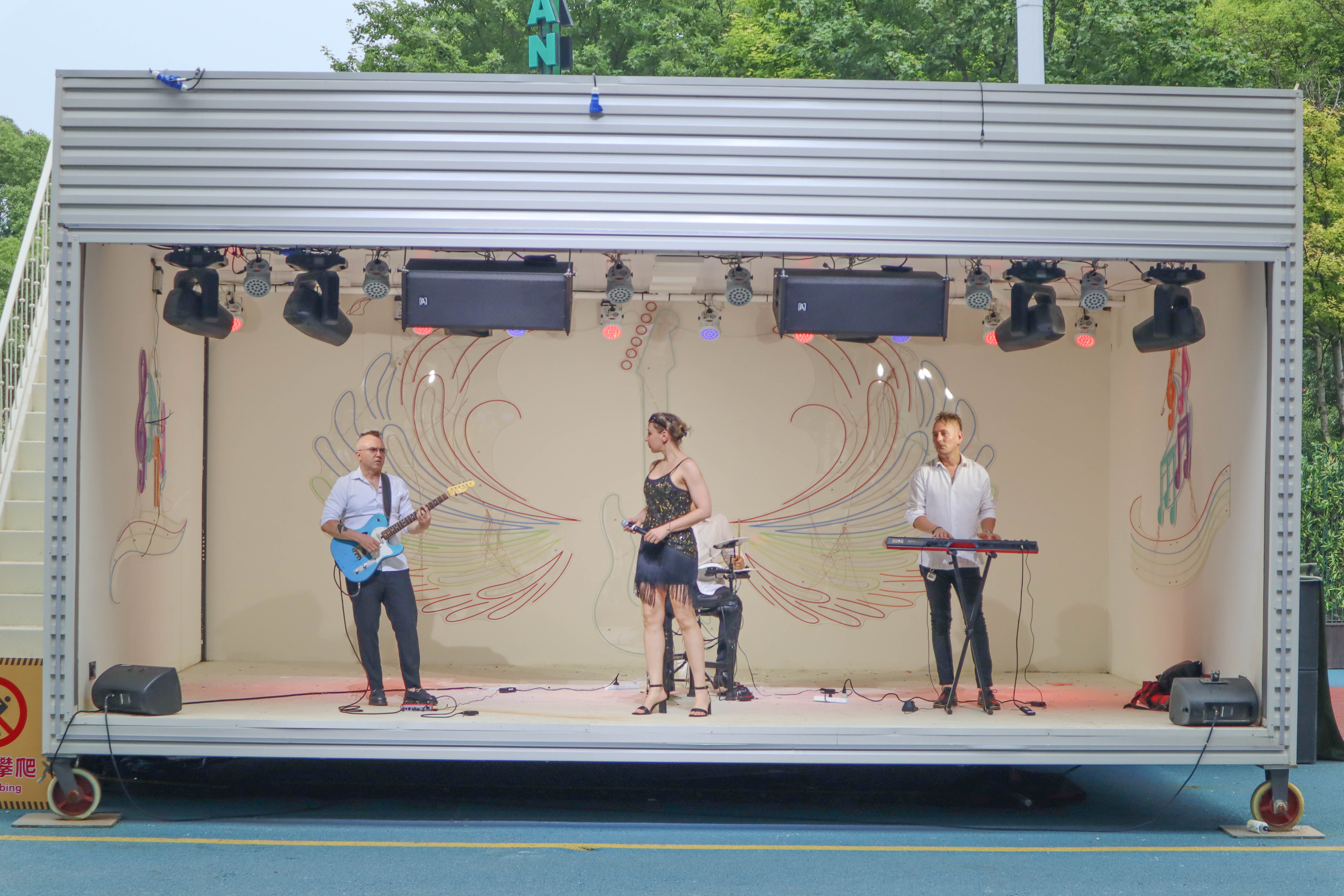 上海迪士尼值得玩的地方,上海迪士尼乐园周末人山人海