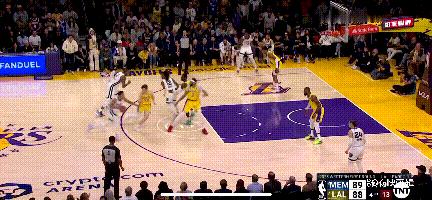 众人评价詹姆斯关键绝平2分,詹姆斯绝平三分踩线引争议