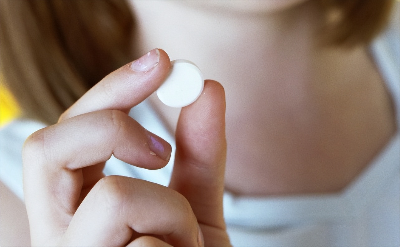 小狗一直吐白色的泡沫看着很痛苦,养宠日记狗狗尿尿是血是怎么回事