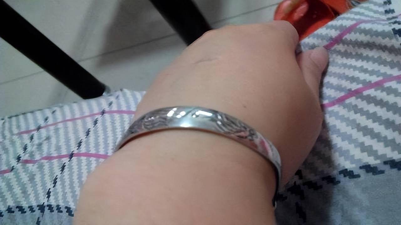 佩戴银手镯能把身体酸性消除吗,银手镯长期带着会破坏神经系统吗