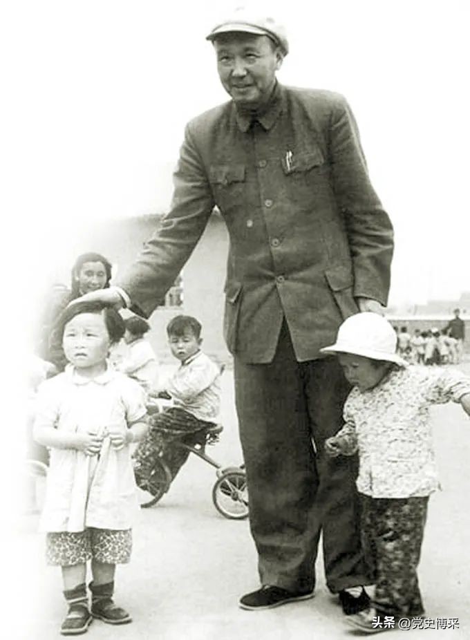 *兰夫乌**：被誉为草原之子的开国上将，打响内蒙古民族武装抗日第一枪，周总理赞他是解决难题的能手