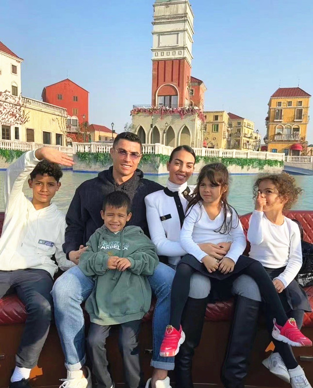 乔治娜在沙特的图片,乔治娜沙特造型