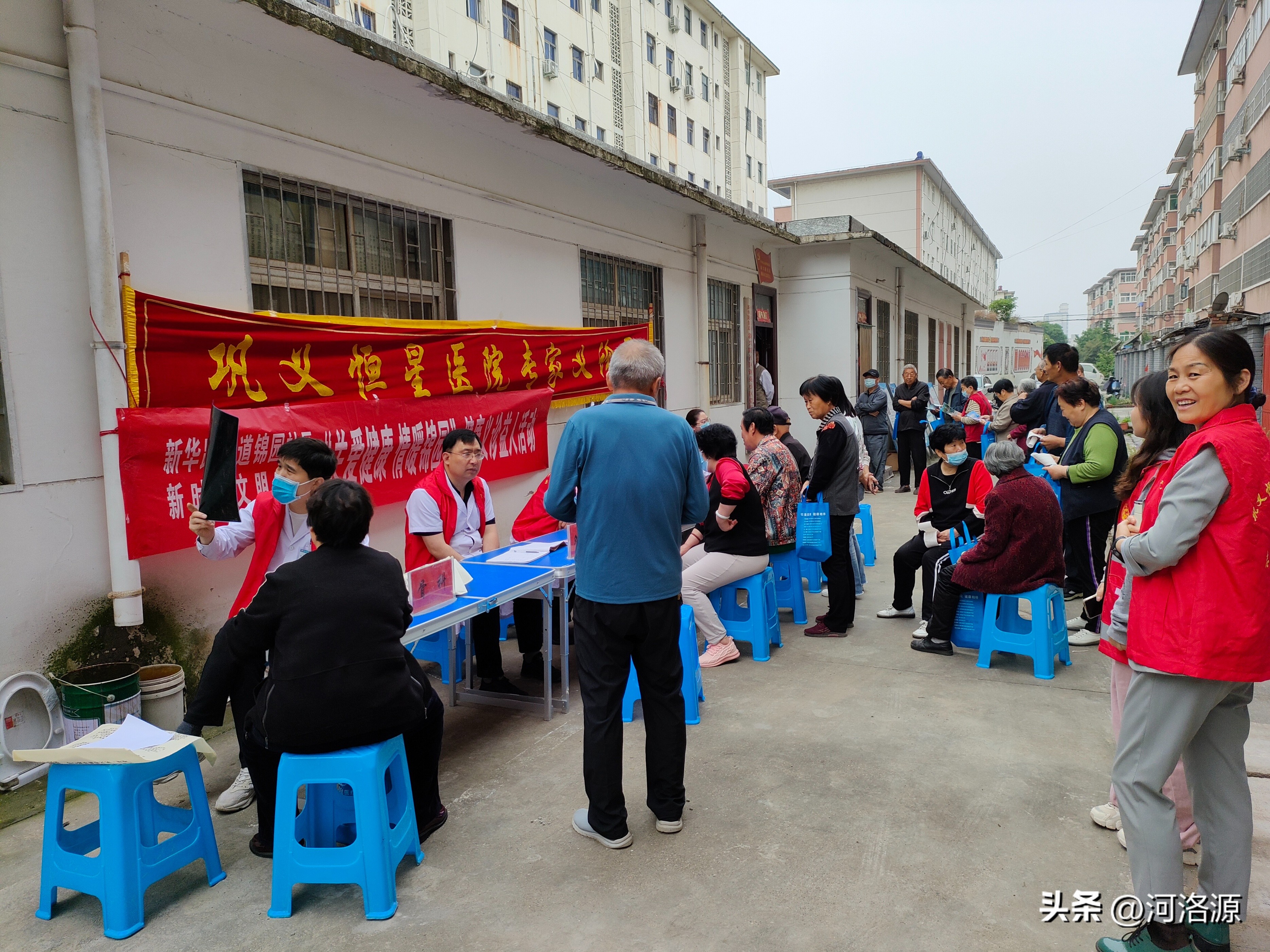 巩义市新华路街道锦园社区开展“关爱健康情暖锦园”健康义诊活动