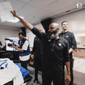 篮网队为杜兰特唱生日歌,篮网为萨姆纳庆生