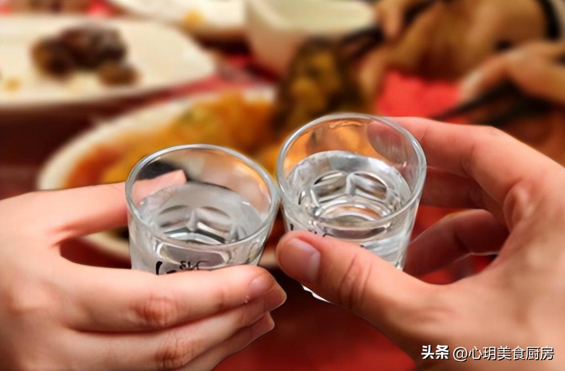 喝完酒口干舌燥喝水不解渴,为什么喝完酒口干舌燥一直喝水