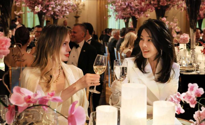 韩国第一夫人走红毯,韩国第一夫人穿韩服