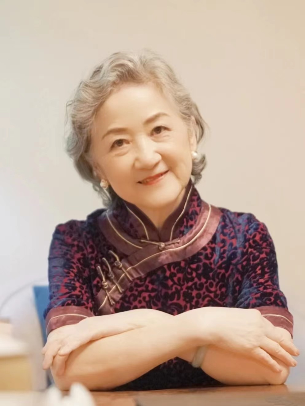 女人年纪大了，别被“老年打扮”耽误，学会这5个穿搭术才不显老