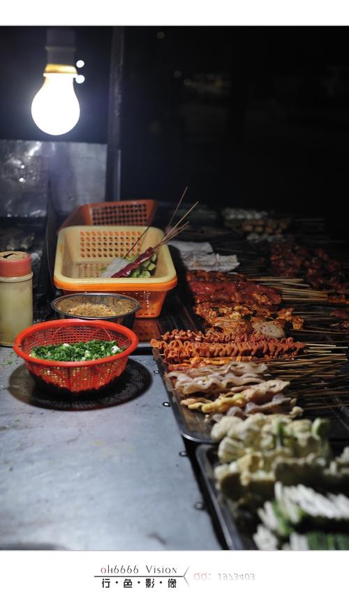 摆摊卖烧烤一个月能赚多少,烧烤小摊一个年能挣二十万