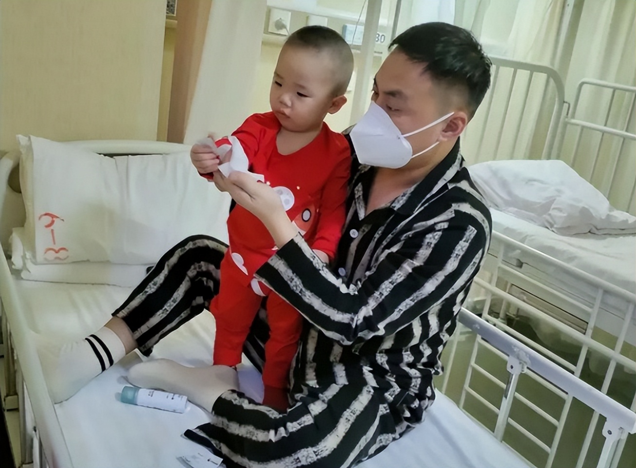 一对夫妇生出双胞胎,夫妻借22万生下试管双胞胎