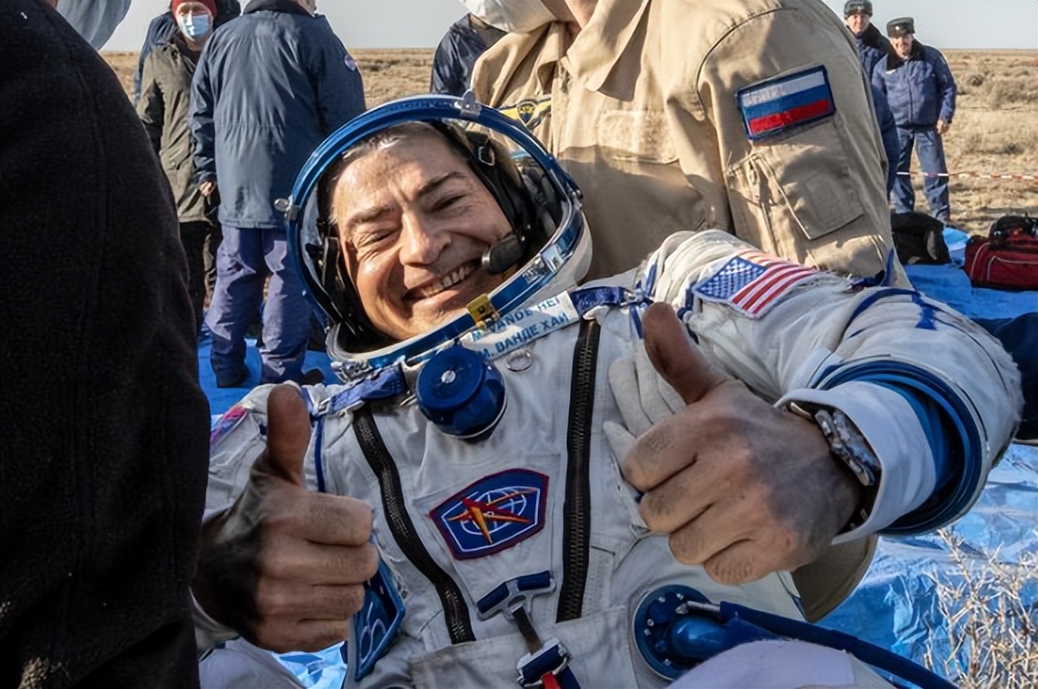 俄罗斯履行国际义务将美国航天员接回地球,美国却不付运费?