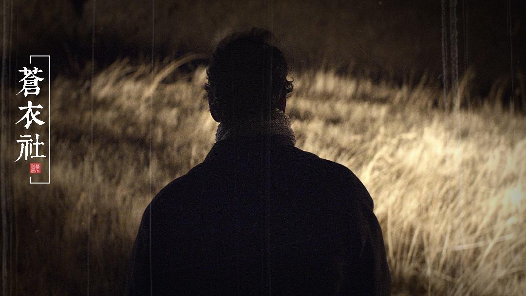 除夕夜有个奇葩跑到公墓偷骨灰盒，守墓人吓坏了：觉得他不像人