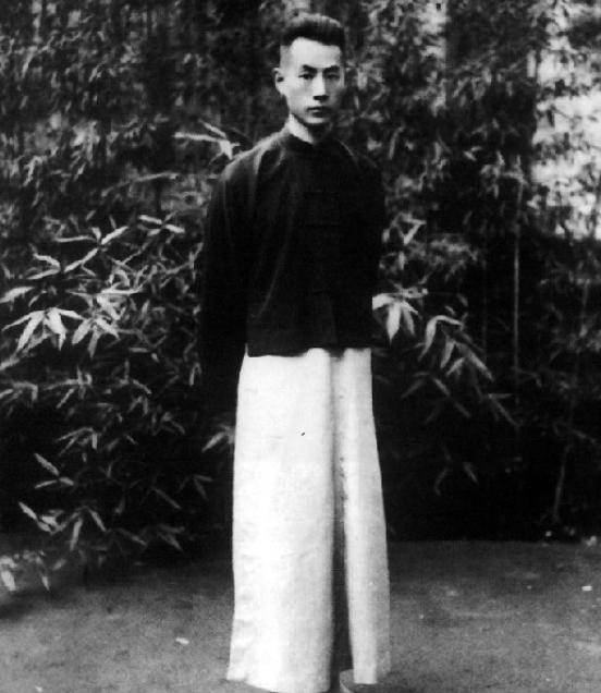 毛主席参加陈毅追悼会，看到一副挽联，停下问道：这是谁写的？