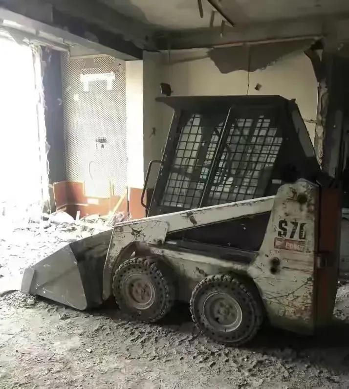 男子开挖机半夜拆房子,挖掘机拆承重墙事件