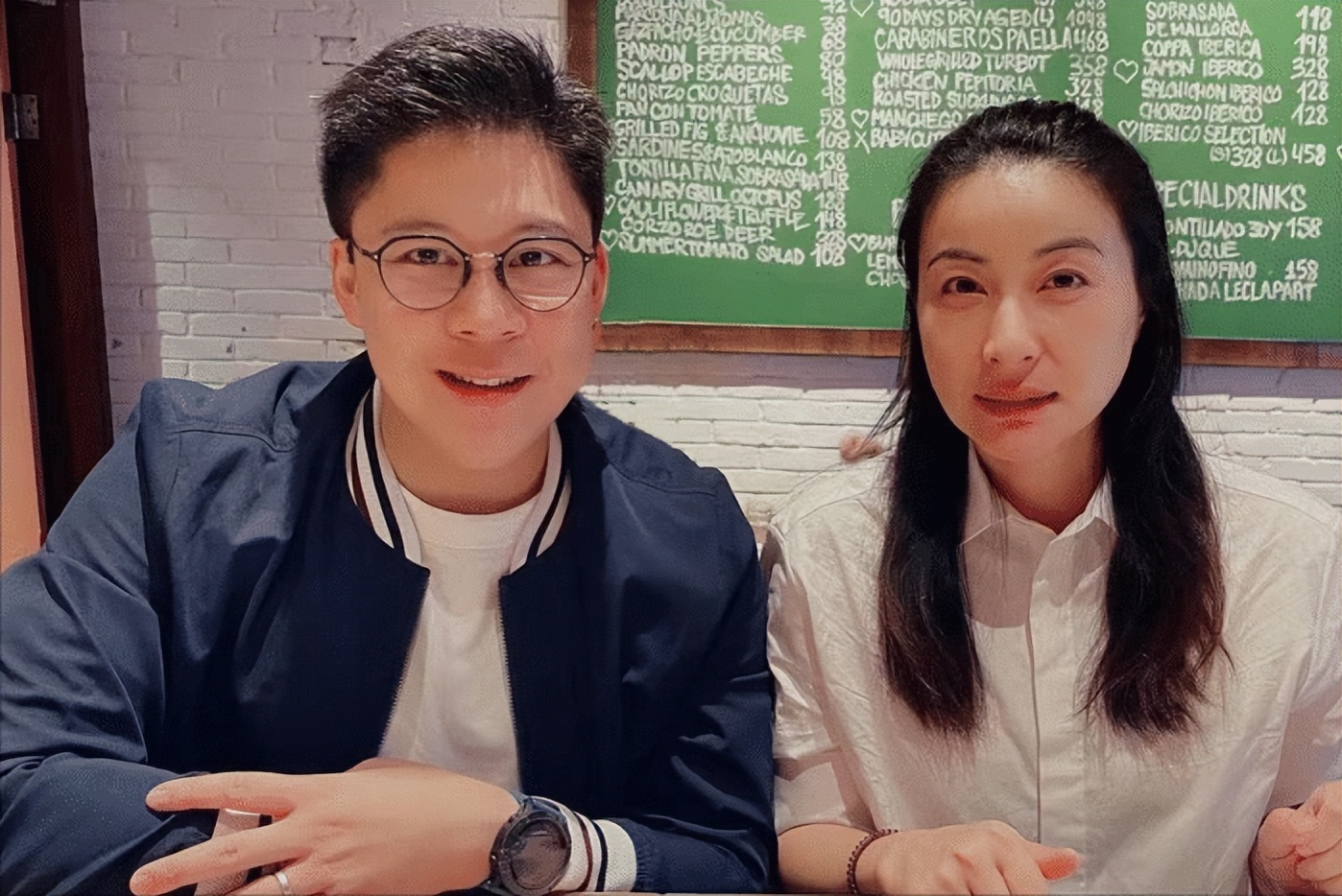 郭晶晶背小布包和老公上街购物 (郭晶晶用的帆布爱马仕包)