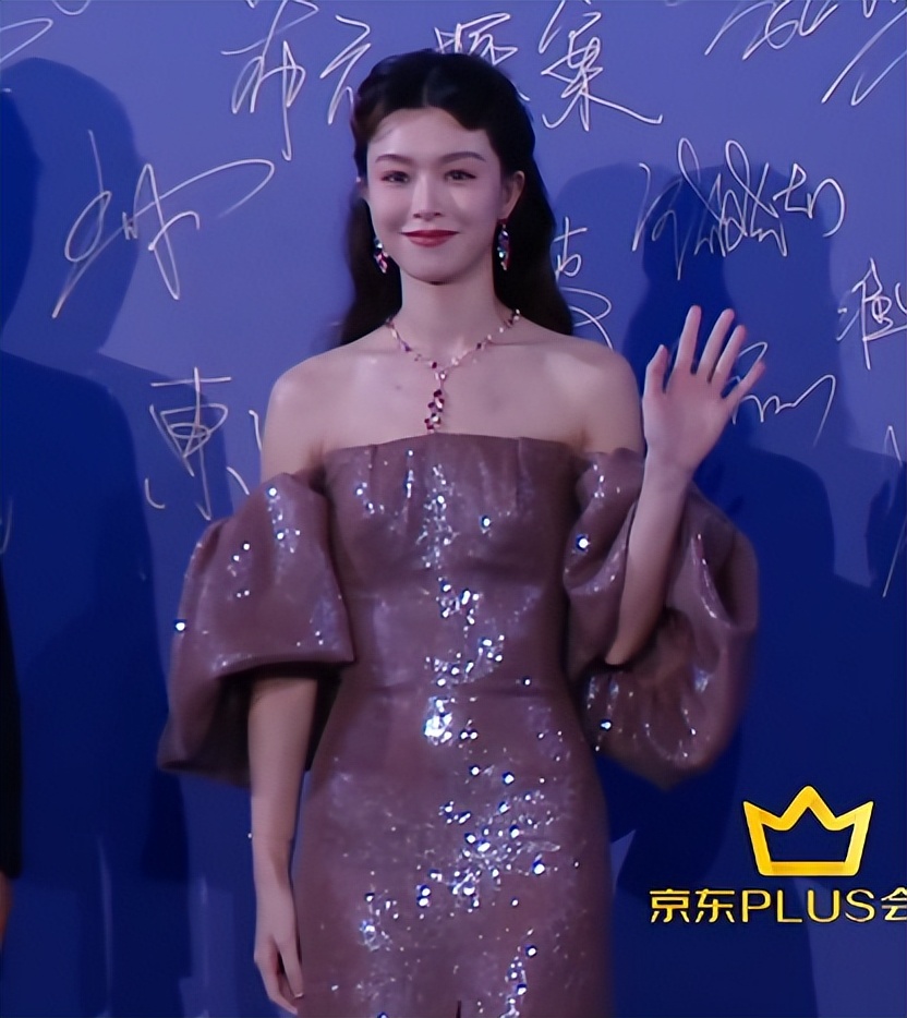 上海这一夜，内娱来了一大半，吴京谢霆锋拿大奖，冯小刚忙着交际