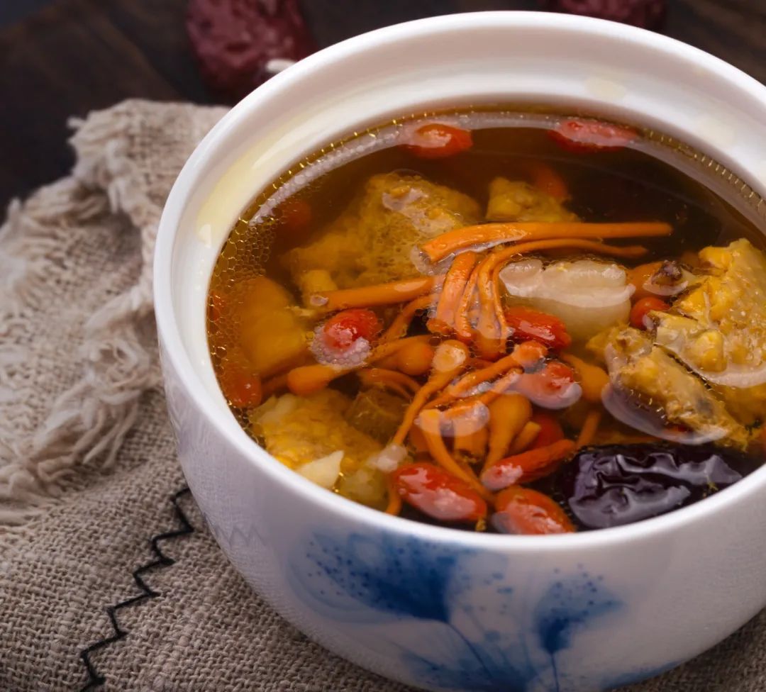 简单美味不油腻的老鸡汤做法,香浓鸡汤最正宗的做法