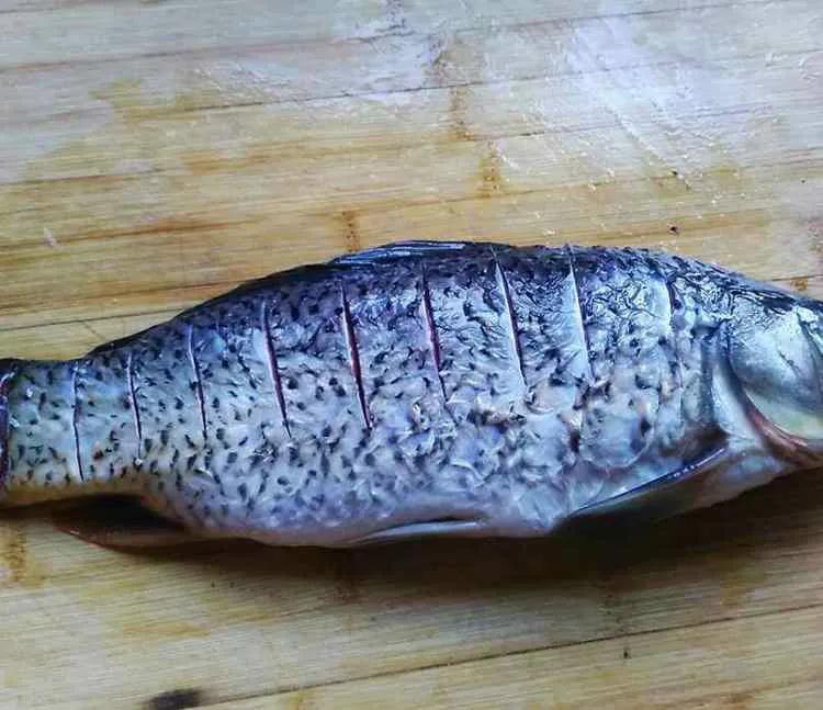炖鱼时怎么做不粘锅不破皮,家常炖鱼如何炖不烂皮