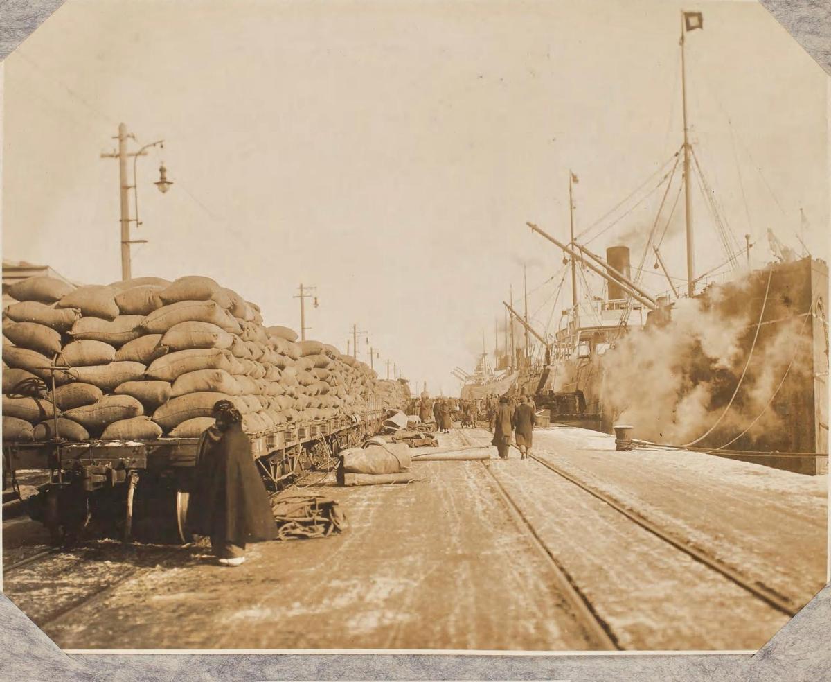 清未老照片：贵族奶娘哺乳小少爷，*女妓**在洋人怀里衣衫不整