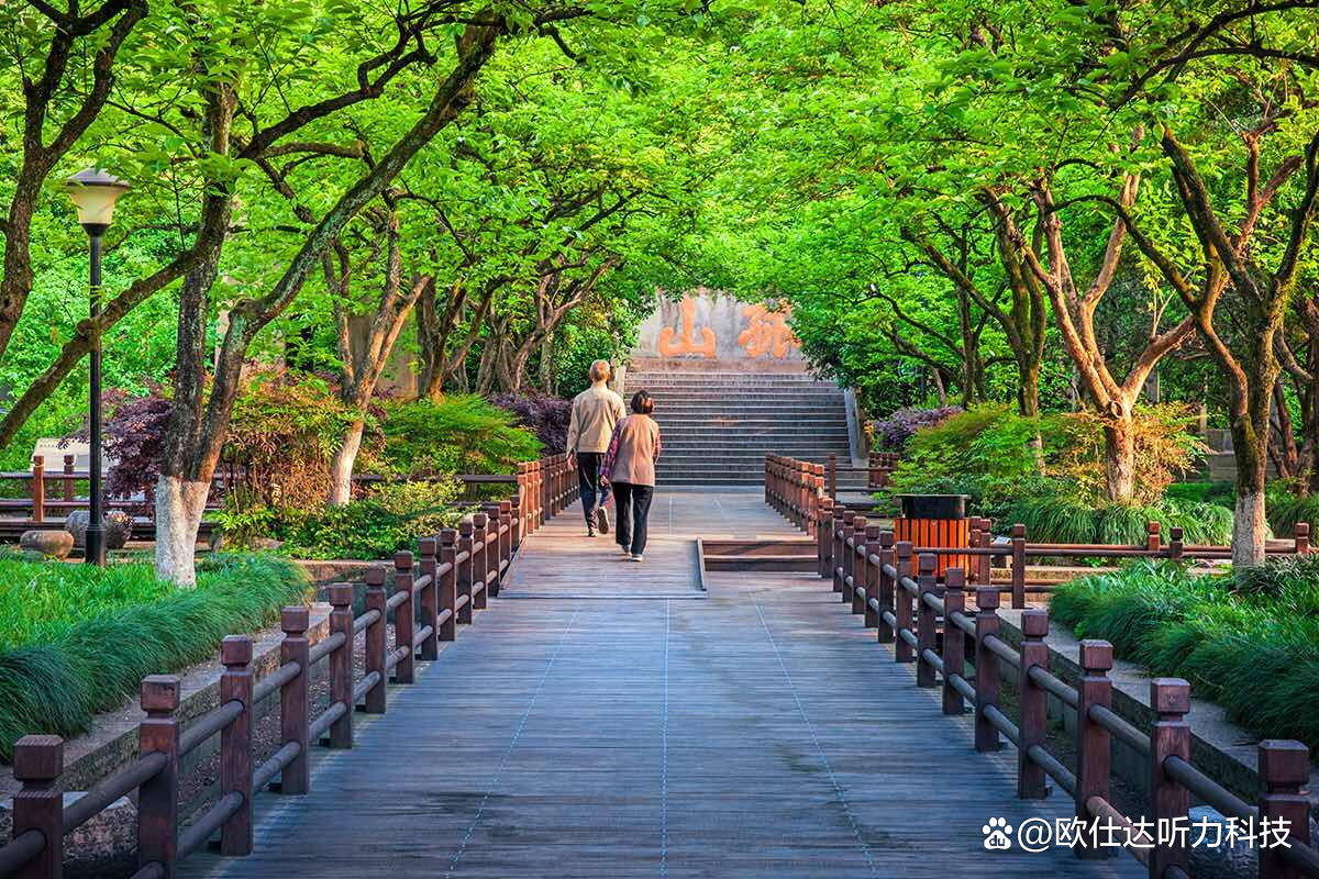 助听器戴上耳机为什么会嗡嗡响,助听器能听到正常人一样的声音吗