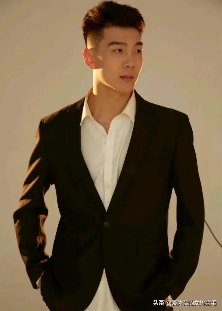 对法国，替补出场表现高光！敢打敢拼颜值出众，他成新一代男神