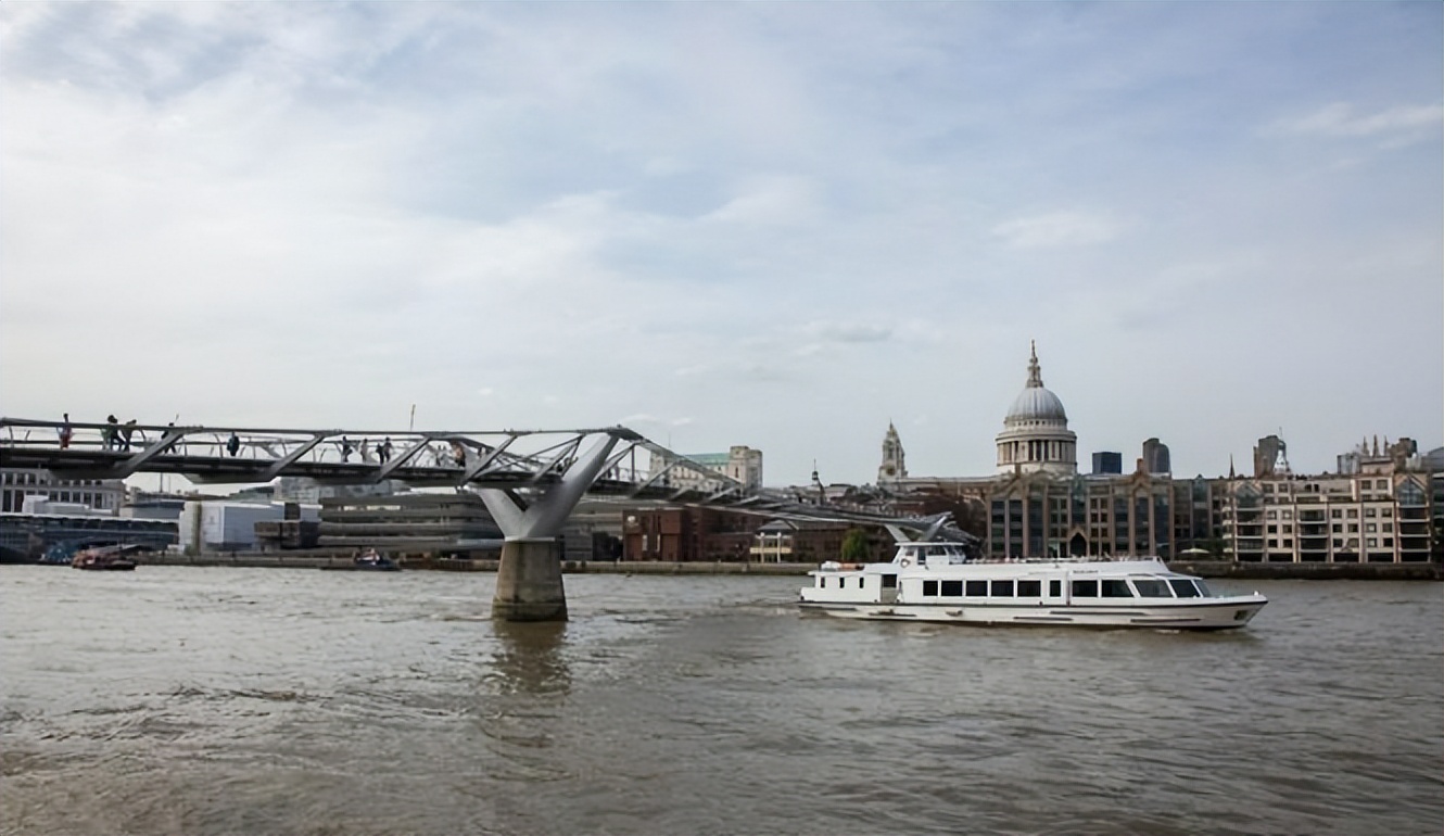 中国小伙为报答英国孤寡房东,中国小伙为瑞士房东养老送终